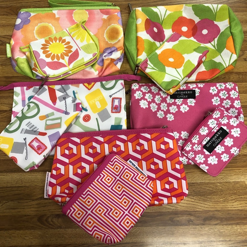 Five sets of makeup bags each with small bag.